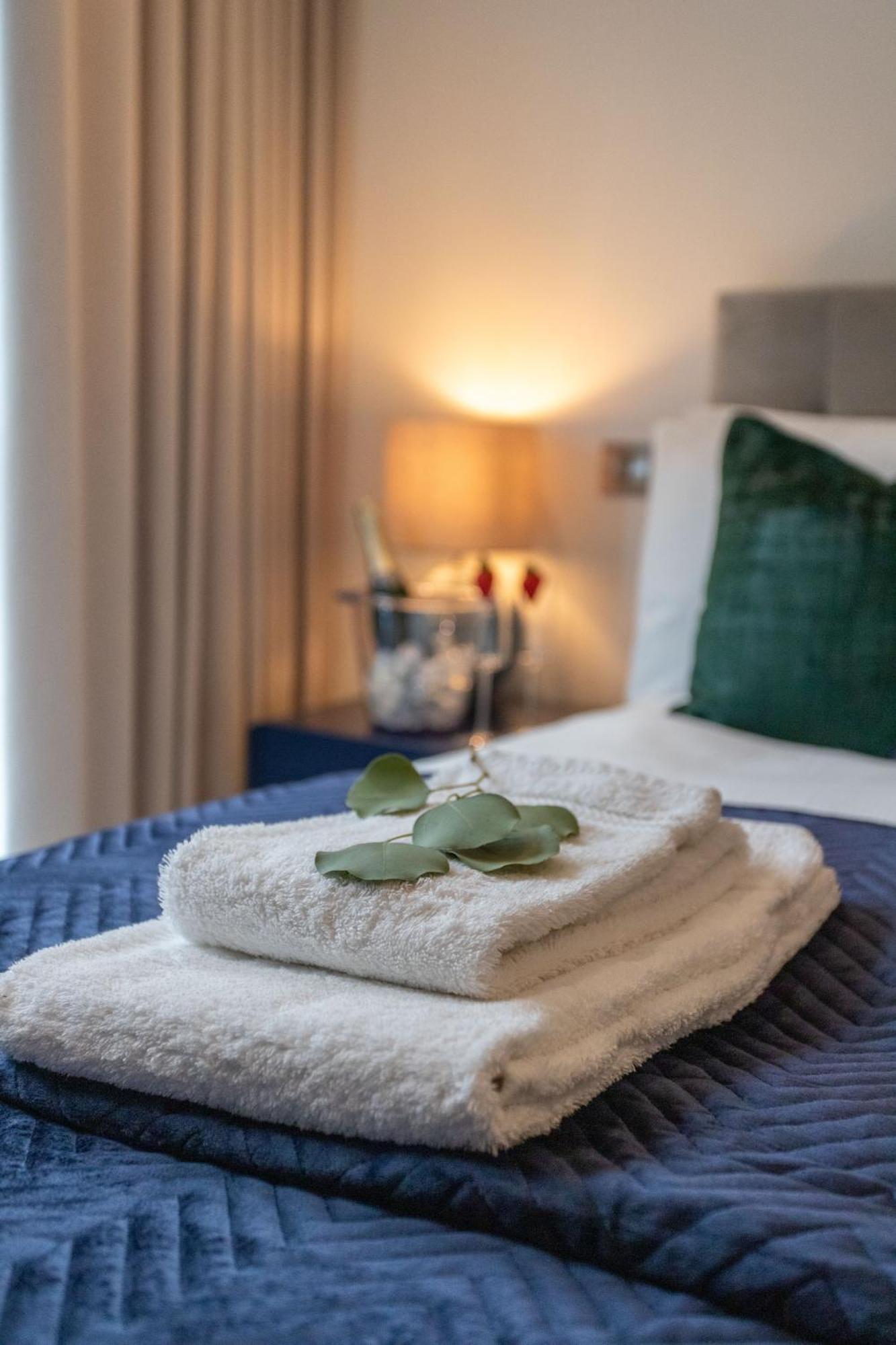 Springfield Two Apartment Harrogate Bagian luar foto