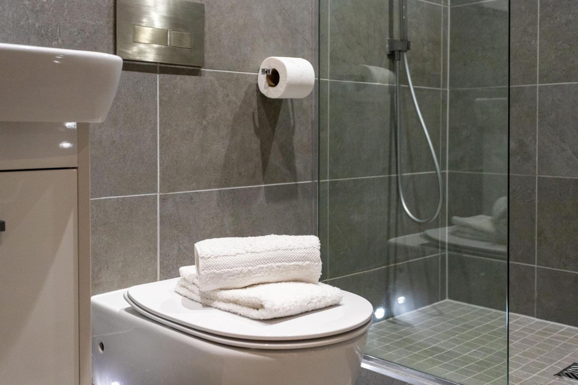 Springfield Two Apartment Harrogate Bagian luar foto